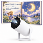 Projecteur Lunéa devant un livre illustré Le petit lapin et la lune